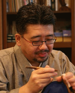 二代目店主・永田 俊行が大事な印鑑を精魂込めて彫刻します。